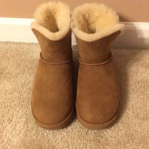 BNWT Ugg Classic Cuff Mini women’s size 7!